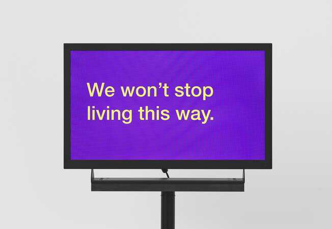 (2) Tony Cokes, SM BNGRZ 1, 2021 Ausstellungsansicht Mudam Luxembourg, 2024, Foto: Mareike Tocha